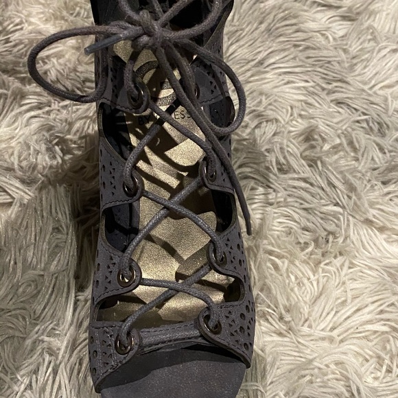 Like new Guess Heels - Picture 4 of 4